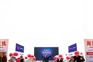 《风起盐场》封面：盐田水面上的一片白