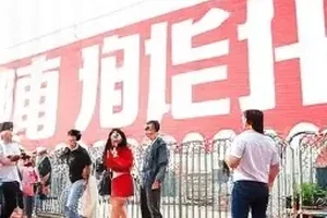 《霓虹雨季》封面：雨幕中倒映的霓虹招牌