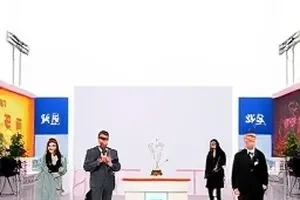 《雾中列车》封面：雾里若隐若现的列车车窗