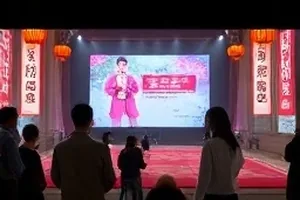 《白塔旧影》封面：灰白塔身与拉长的影子