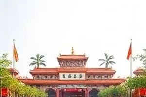 《镜面之外》封面：镜面反射出的半张侧脸